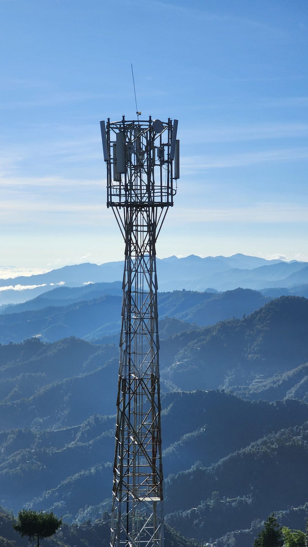 Torre de telefonía móvil sobre las montañas